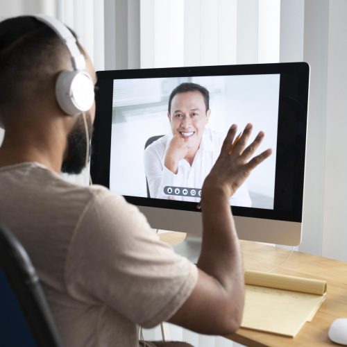 medium-shot-man-with-computer remote-patients-monitoring