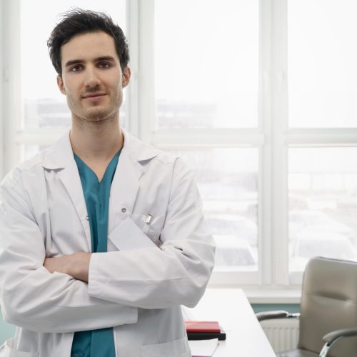 medium-shot-smiley-doctor-with-crossed-arms medium-shot-smiley-doctor-with-crossed-arms